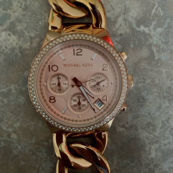 Michael Kors Runway Twist Chain Rose Gold Watch - Picture 4 of 6